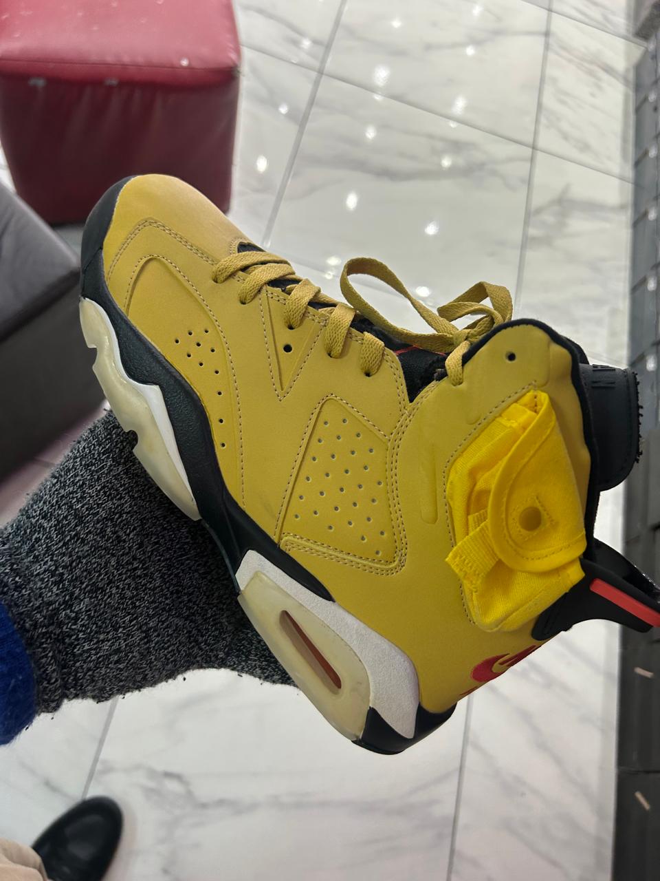 TENIS NIKE AIR JORDAN 6 RETRO AMARILLO OCRRE