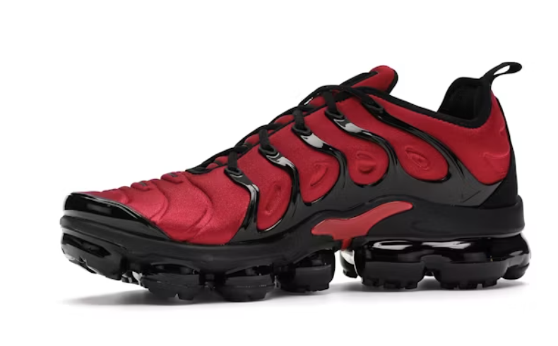 TENIS NIKE AIR VAPORMAX PLUS UNIVERSITY RED AND BLACK COLORWAY