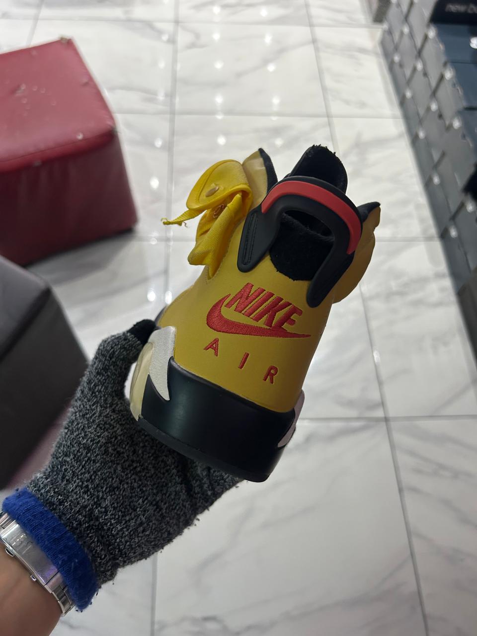 TENIS NIKE AIR JORDAN 6 RETRO AMARILLO OCRRE