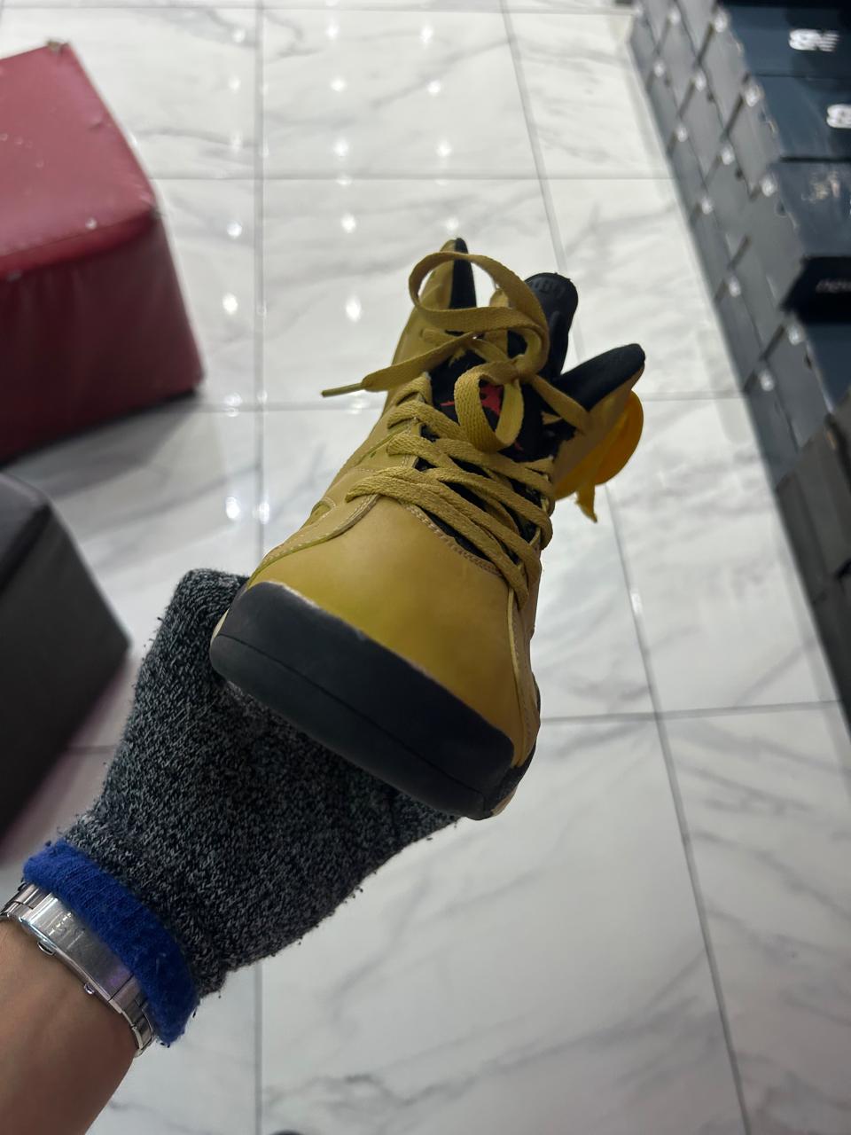 TENIS NIKE AIR JORDAN 6 RETRO AMARILLO OCRRE