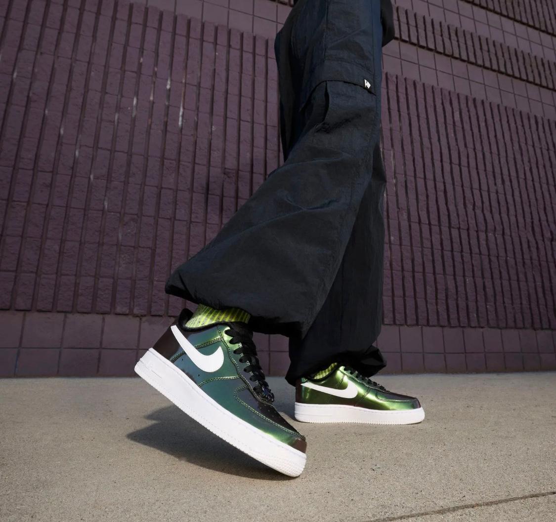 TENIS NIKE AIR FORCE ONE LOW 07 LV8 IRIDESCENT UPPER