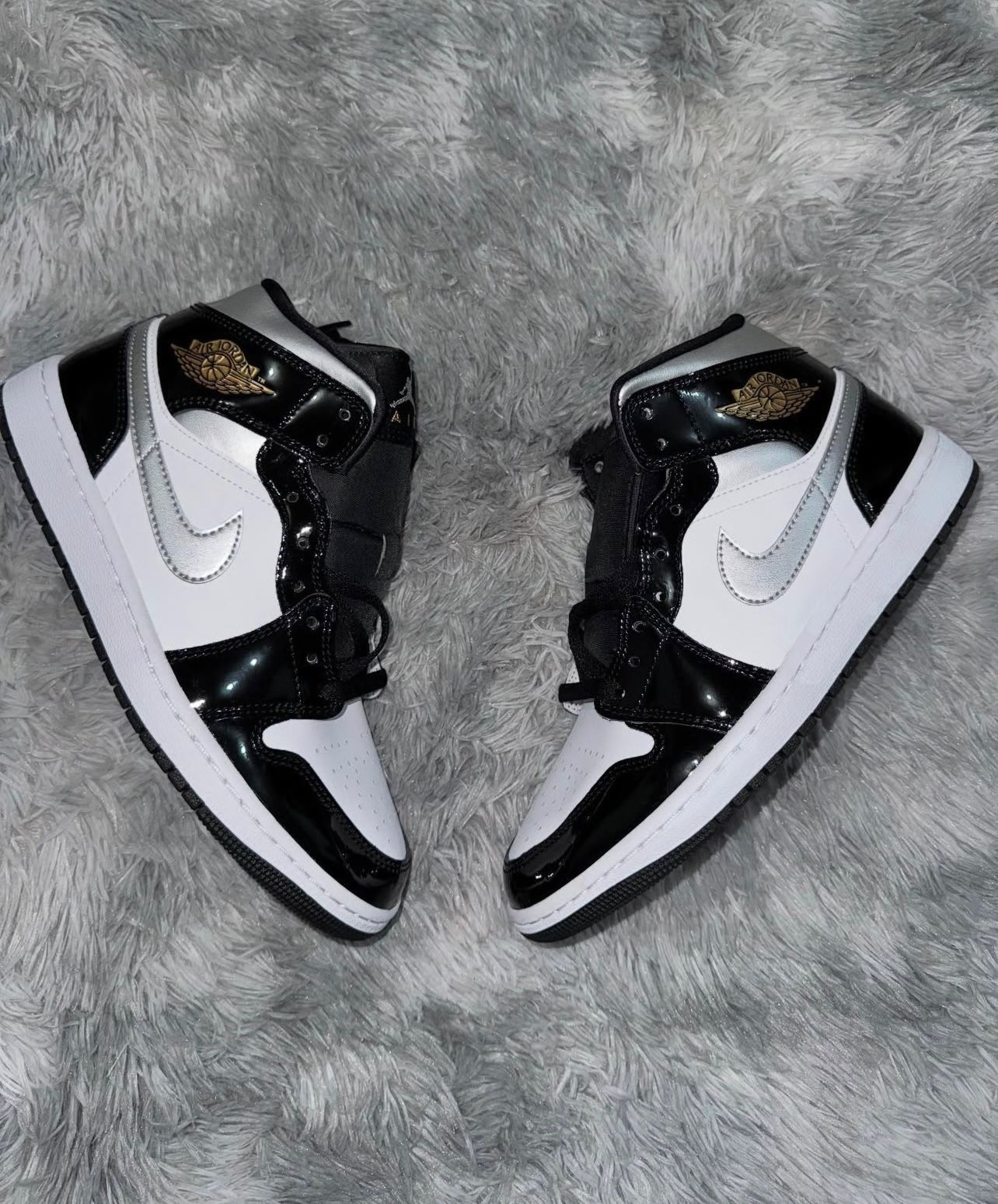 TENIS NIKE AIR JORDAN 1 MID CARBON FIBER/SILVER PATENT